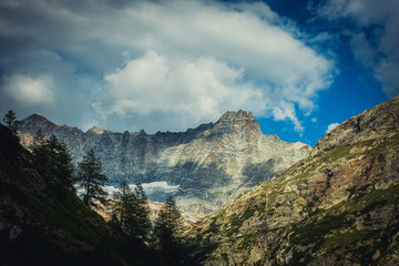 Parete di montagna con cresta e nuvole