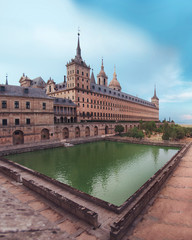 Naklejka premium El Escorial monastery with pond and blue sky