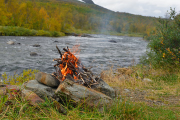 Lagerfeuer in Schweden an einem Fluß in Jämtland