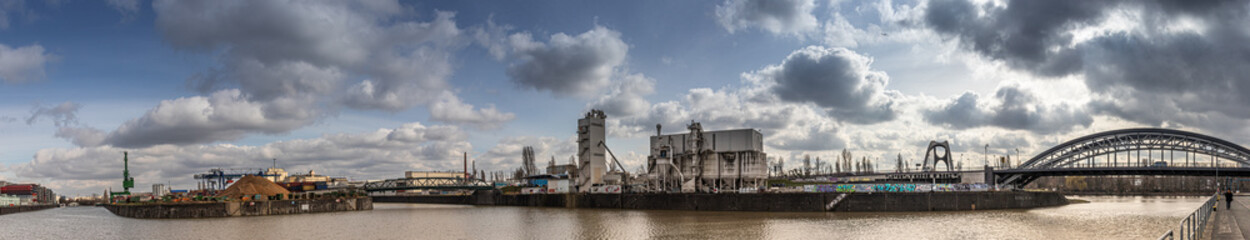 Obraz premium Newcastle cityscape skyline panoramic view across river Tyne bridge with dramatic cloudy sky atmosphere