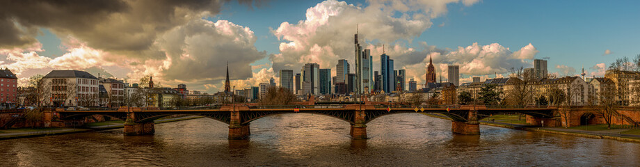 Fototapeta na wymiar panoramic frankfurt skyline with cloudy skies