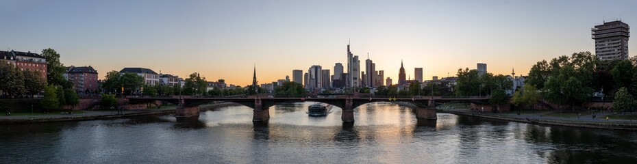 Fototapeta na wymiar sunset over the frankfurt skyline