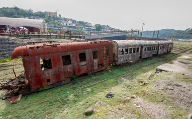 Trem enferrujado muito antigo e abandonado em um trilho de Paranapiacaba. Vagão destruído sem uso.