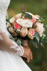 Naklejka premium Bride hold the bouquet, closeup
