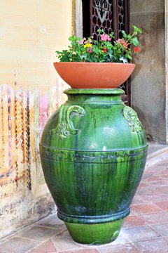 vecchio orcio di terracotta nel cortile interno dell'Abbazia di San Michele Arcangelo a Badia a Passignano. L'antico monastero si trova sulle colline del Chianti in provincia di Firenze, Italia