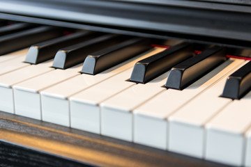 Naklejka premium Close up black and white piano keys.