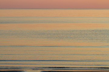 warme Mittsommer Lichtstimmung über dem Eismeer, mit Wasser und Horizont