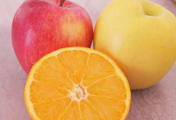 dos manzanas y media naranja, manzanas rojas amarillas, fruta fresca y jugosa, naranja, alimentos frescos, jugoso, dulce, 