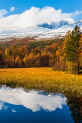 Obrazy  Jesienny krajobraz z górami i jeziorem