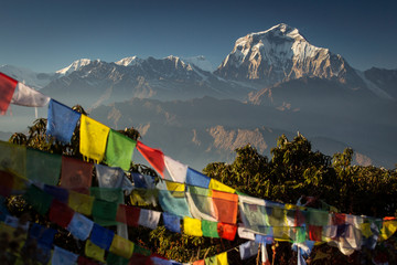 Bhuddism vlaggen met Dhaulagiri piek op de achtergrond bij zonsondergang in Himalaya Mountain, Nepal.