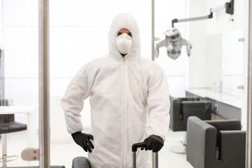 tecnico con respiratore protettivo e tuta bianca pronto per la sanificazione antivirus e...
