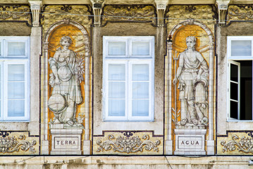 Fototapeta na wymiar Façade au Largo Rafael Bordalo Pinheiro, in tile with Masonic motifs, known as 