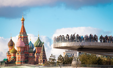 Вид на Московский Кремль и парк Зарядье. Парящий мост