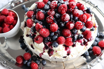 Pavlova Dessert mit Sommerbeeren.