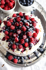 Pavlova Dessert mit Sommerbeeren.