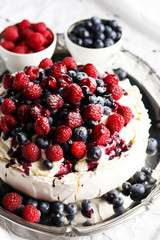 Pavlova Dessert mit Sommerbeeren.