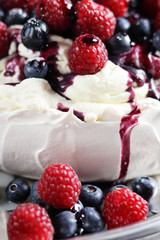 Pavlova Dessert mit Sommerbeeren.