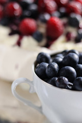 Blaubeeren in der Tasse.