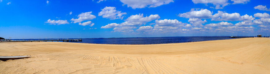Fototapeta na wymiar Arcachon beach totally deserted during the confinement due to covid-19 during the year 2020