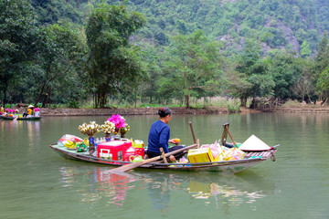 Vendedor en canoa Vietnam