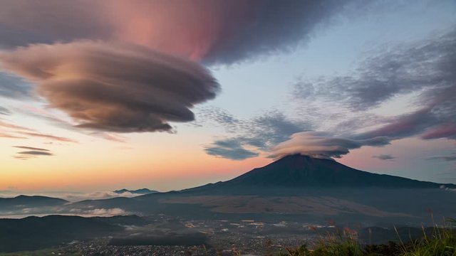 吊るし雲と笠雲のタイムラプス〜朝焼の富士山