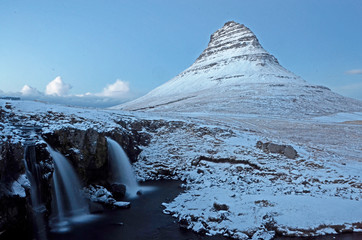 Kirkjufell i wodospady na Islandii - obrazy, fototapety, plakaty
