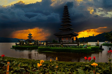 Świątynia na jeziorze na wyspie Bali w Indonezji podczas burzowego popołudnia - obrazy, fototapety, plakaty