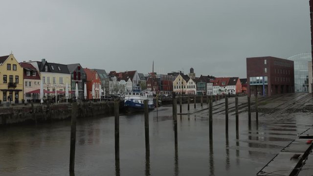 Zeitrafferaufnahme von auflaufendem Wasser im Husumer Hafen mit Regeng&uuml;ssen im Fr&uuml;hling Hochwasser Tide