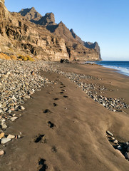 stones on the beach g&uuml;i g&uuml;i chico