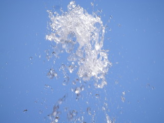 動きのある水と青空