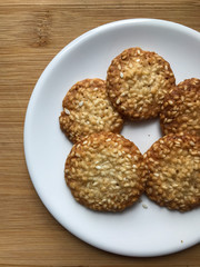 домашнее печенье на белой тарелке на деревянном фоне 