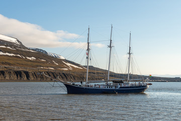 Obraz premium Arctic landscape in Svalbard with three masts sailing ship