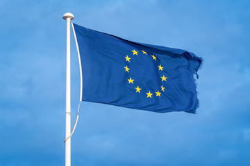 EU Fahne vor blauen Himmel im Wind