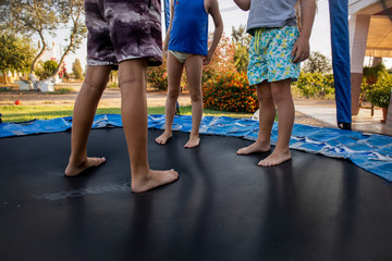 niños hablando en una cama elastica momentos de verano 