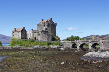 Obraz premium castle in the morning, Highlands, Scotland 