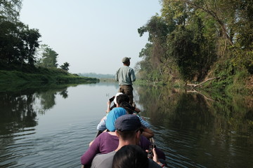 Guía de safari en canoa por río en Nepal