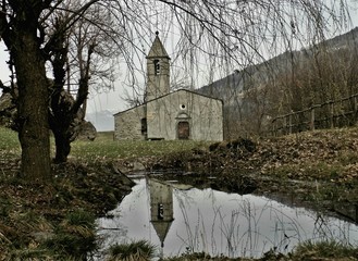 Fototapeta premium Chiesa di San Bernardo e lo stagno (Faedo Valtellino)