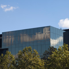 Fototapeta na wymiar Edificio con nubes