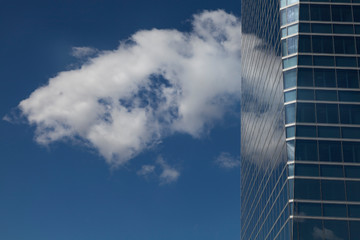 Fototapeta na wymiar Edificio rascacielos con nubes Madrid 