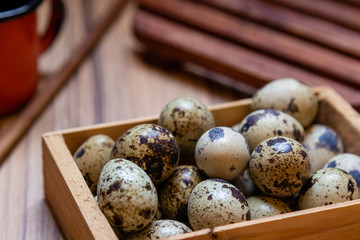 ovos de codorna acondicionados em caixa de madeira