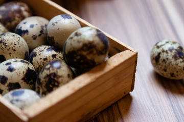 ovos de codorna acondicionados em caixa de madeira