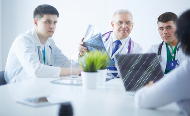 Obraz premium Medical team sitting and discussing at table