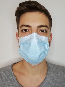 bel ragazzo indossa la maschera per proteggersi dal virus
