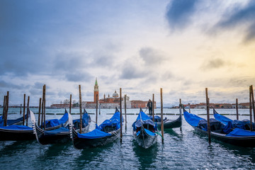 Fototapeta na wymiar Venise, vue sur les gondoles et San Giorgio Maggiore au coucher du soleil