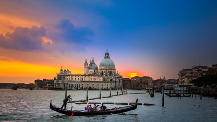 Venise, Coucher de soleil sur la basilique Santa Maria della Salute et une gondole