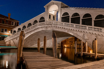 Fototapeta na wymiar starry sky over the rialto bridge in venice italy