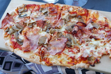 Authentic Italian pizza in the shores of Lake Como