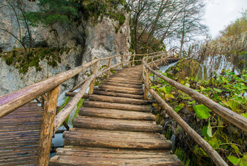 Fototapeta na wymiar wooden walkway in plitvice national park 