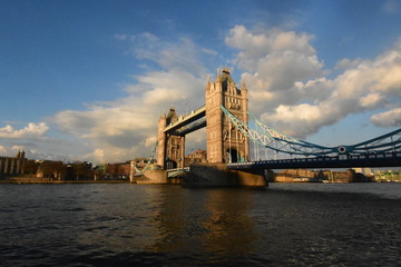 Fototapeta na wymiar 世界で最も有名な橋の１つ　大英帝国のシンボル　タワーブリッジ(ロンドン)