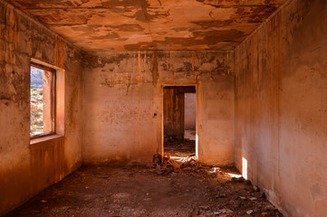 Fototapeta na wymiar Habitación de una casa abandonada de día